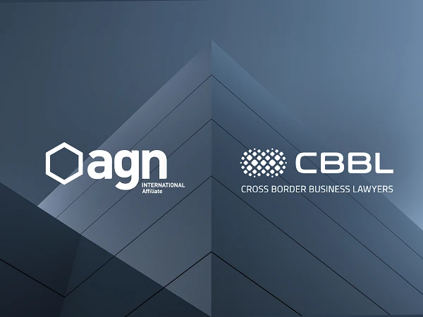 Das Bild zeigt die Logos von AGN International Affiliate und CBBL (Cross Border Business Lawyers) auf einem modernen, geometrischen Hintergrund in Blau- und Grautönen.