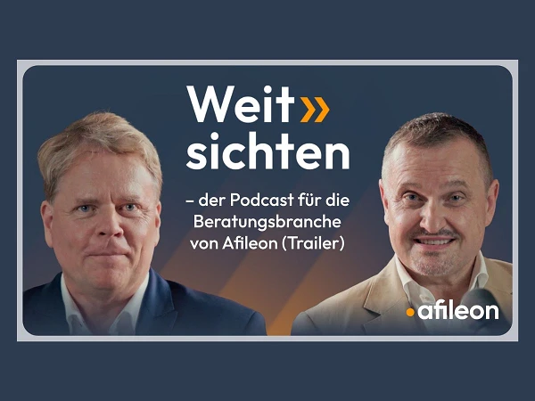 Zwei Männer stehen nebeneinander und lächeln in die Kamera, um den Podcast "Weitsichten" anzukündigen. Der Titel und der Hinweis auf die Beratungsbranche sind prominent im Bild platziert.