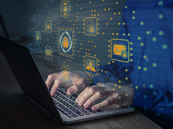 Eine Person tippt auf einem Laptop, während digitale Symbole für Datenschutz und Sicherheit, wie ein Vorhängeschloss und E-Mails, um sie herum schwirren.
