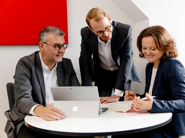 Mandanten – internationale Unternehmen in Besprechung mit Beratern