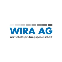 Das Logo der WIRA AG zeigt den Unternehmensnamen in blauer Schrift, begleitet von dem Untertitel "Wirtschaftsprüfungsgesellschaft" in grauer Schrift. Darüber sind mehrere horizontale Balken in unterschiedlichen Grautönen angeordnet.