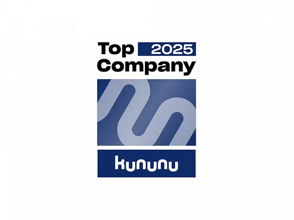 Das Bild zeigt ein Logo mit der Aufschrift "Top Company 2025" und dem Namen "kununu" in einem modernen Design, das einen stilisierten grafischen Hintergrund in Blau und Weiß kombiniert.