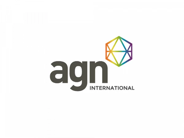Das Logo von AGN International mit dem Schriftzug „agn INTERNATIONAL“ und einem bunten, geometrischen Symbol über dem Text.