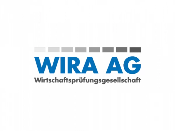 Das Logo der WIRA AG, einer Wirtschaftsprüfungsgesellschaft, zeigt den Schriftzug "WIRA AG" in blauer Schrift und den Untertitel "Wirtschaftsprüfungsgesellschaft" in schwarzer Schrift. Über dem Schriftzug befinden sich graue Balken in verschiedenen Farbtönen, die von hellgrau bis dunkelgrau verlaufen.