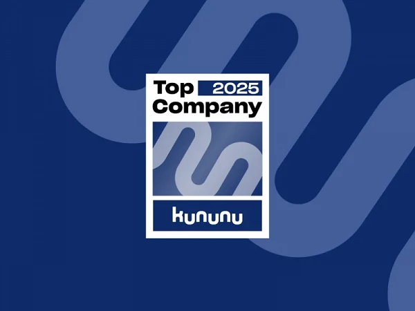 Das Bild zeigt ein Logo von kununu für die Auszeichnung "Top Company 2025" auf einem blauen Hintergrund mit einem grafischen Muster.