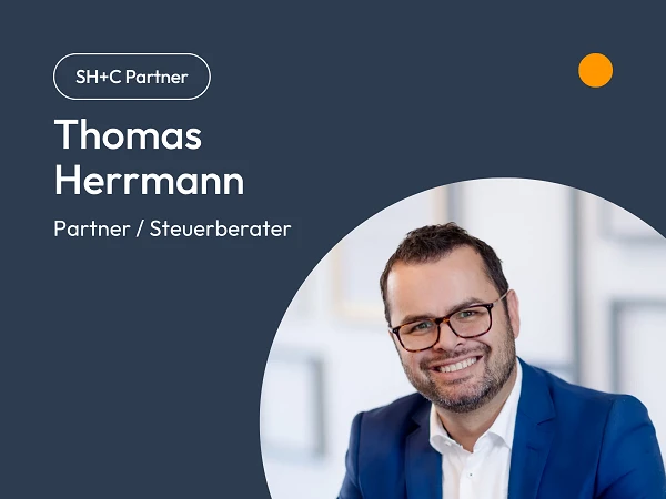 Thomas Herrmann, Partner und Steuerberater, lächelt in einem professionellen Porträt, das in einem modernen Design präsentiert wird.