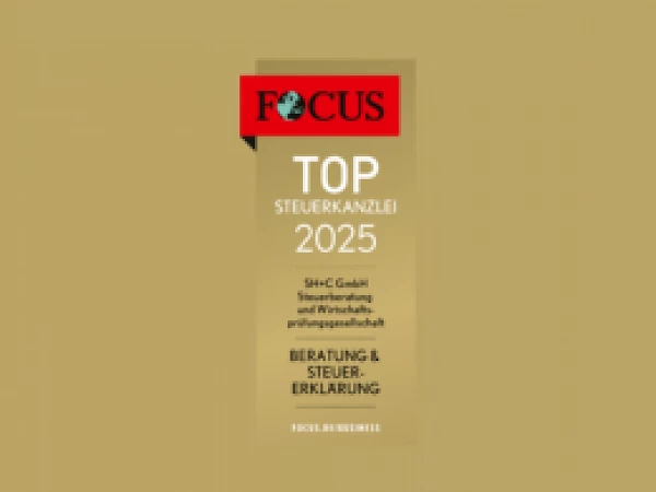 Das Bild zeigt eine Auszeichnung mit dem Titel "TOP STEUERKANZLEI 2025", verliehen von FOCUS, in Goldfarbe. Unter dem Titel steht "SH+C GmbH Steuerberatung und Wirtschaftsprüfungsgesellschaft" sowie der Hinweis "BERATUNG & STEUERERKLÄRUNG".