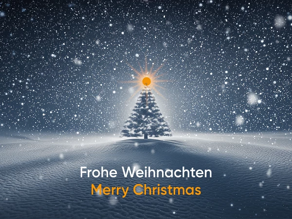 Ein Weihnachtsbaum steht in einer verschneiten Landschaft, umgeben von fallendem Schnee. Über dem Baum strahlt die Sonne hell, und der Text "Frohe Weihnachten" sowie "Merry Christmas" ist zentral platziert.