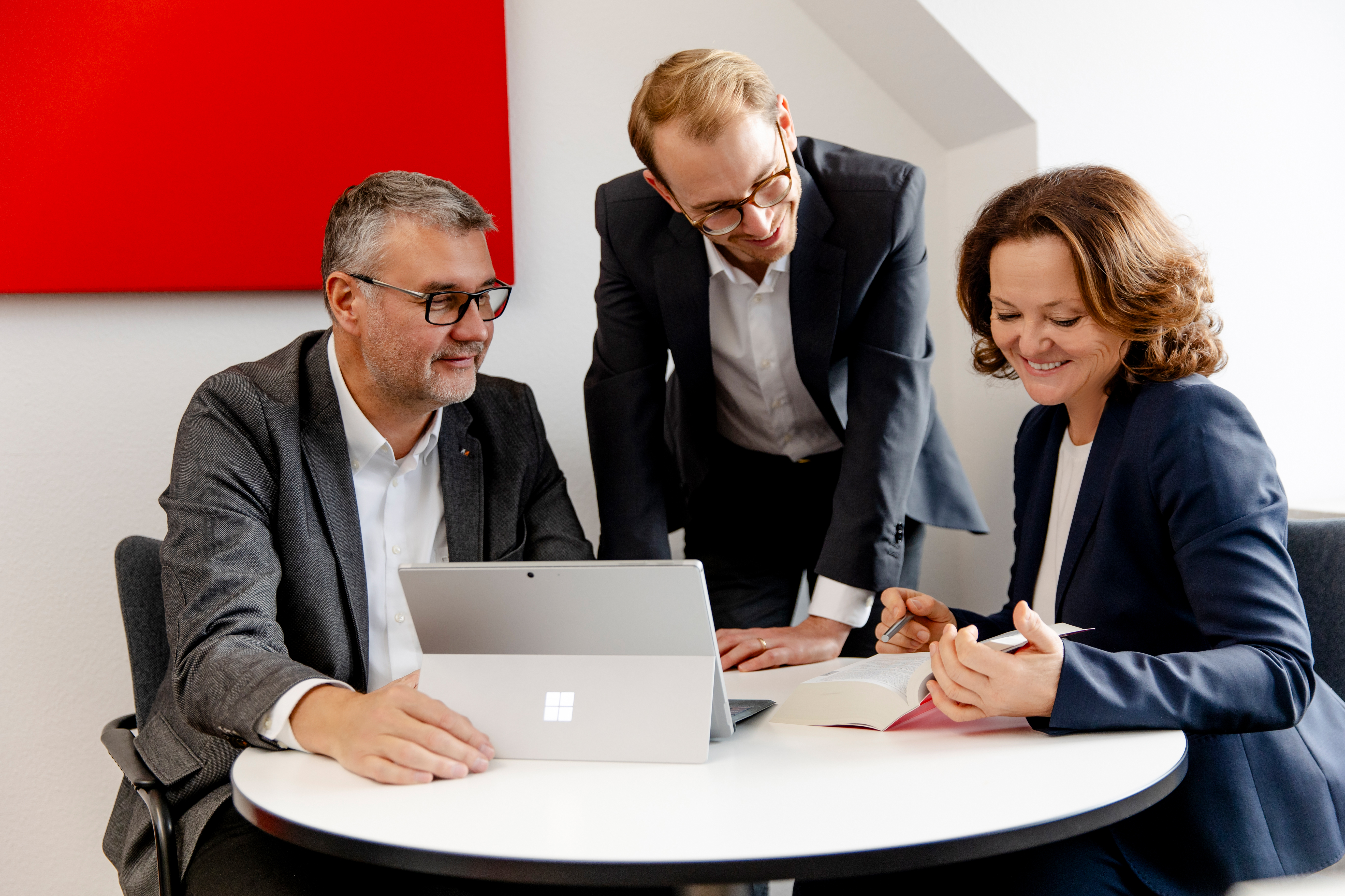 Mandanten – internationale Unternehmen in Besprechung mit Beratern