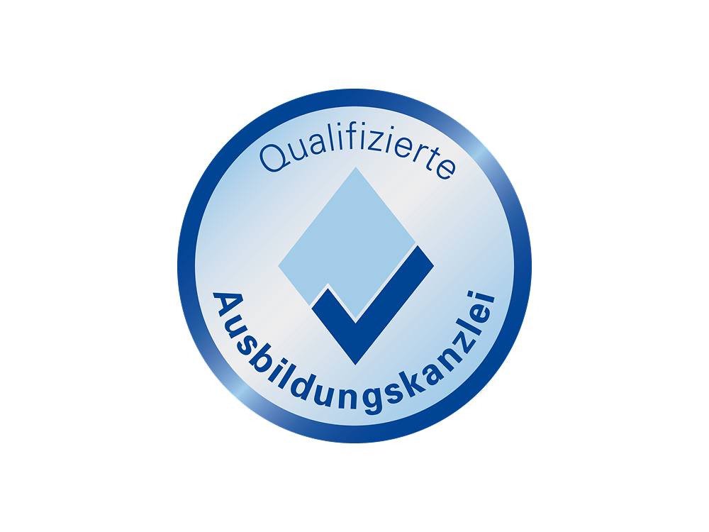 Das Bild zeigt ein rundes Logo mit einem blauen Rand und einem hellblauen Hintergrund. In der Mitte befindet sich ein stilisiertes, hellblaues Dreieck über einem blauen Häkchen. Um das Symbol herum steht der Text "Qualifizierte Ausbildungskanzlei".