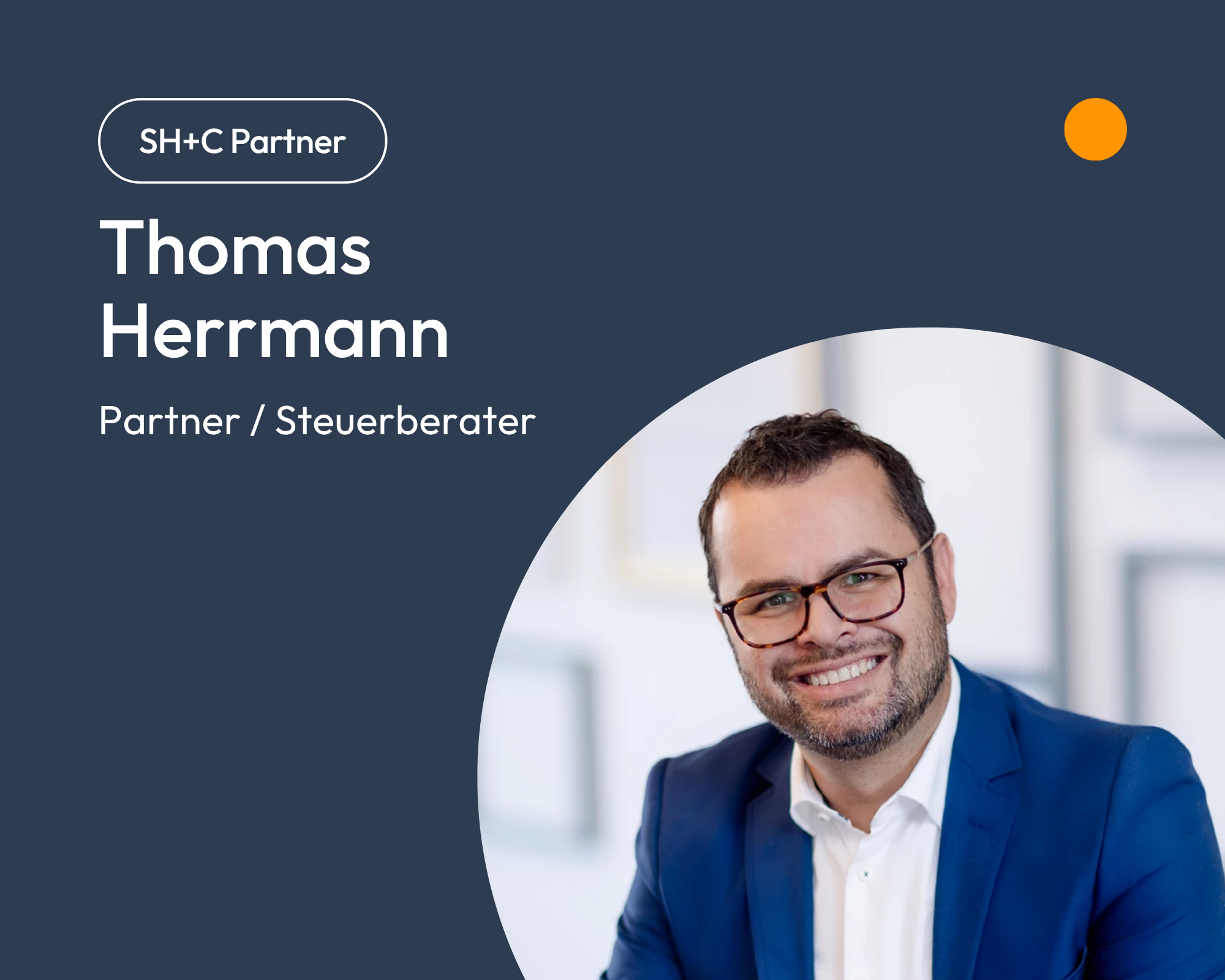 Thomas Herrmann, Partner und Steuerberater, lächelt in einem professionellen Porträt, das in einem modernen Design präsentiert wird.